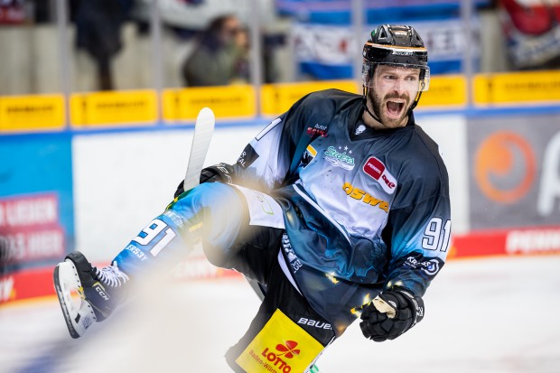 Riley Sheen bejubelt künftig seine Tore im ERC-Trikot. 
Foto: Sörli Binder/City-Press GmbH