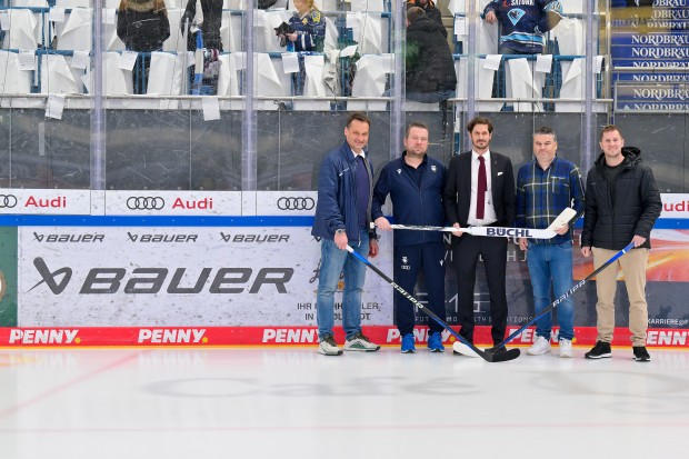 v.l.n.r.: Wolfgang Kummer (Account Manager Team, Schanner), Ivan Zilinek  (Equipment Manager ERC Ingolstadt), Daniel Lang (Direktor Sales & Ticketing ERC Ingolstadt), Mathias Angele (Mitglied der Geschäftsleitung Vertrieb & Marketing  - Schanner) und Chri