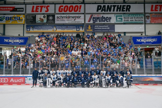 Das gemeinsame Foto des Teams mit den Dauerkartenbesitzern.
Foto: Johanns Traub/JT-Presse.de
