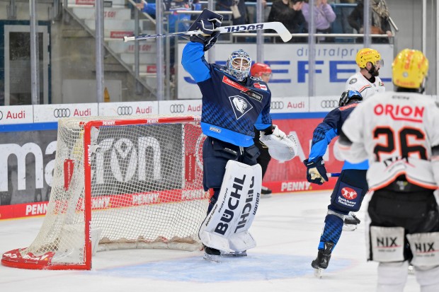 Devin Williams feiert den Sieg und seinen ersten DEL-Shutout.
Foto: Johannes Traub/JT-Presse.de