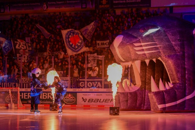 Da brennt das Eis. Topspiel zwischen dem ERC und Berlin.
Foto: Johannes Traub/JT-Presse.de