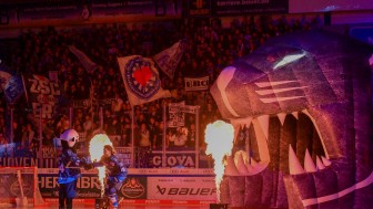 Da brennt das Eis. Topspiel zwischen dem ERC und Berlin.
Foto: Johannes Traub/JT-Presse.de Da brennt das Eis. Topspiel zwischen dem ERC und Berlin.
Foto: Johannes Traub/JT-Presse.de