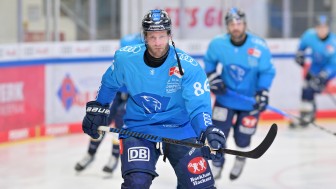 Auch das Warmup-Jersey von Daniel Piettas Rekordvorlagen-Spiel in der Auktion.
Foto: Johannes Traub/JT-PResse.de Auch das Warmup-Jersey von Daniel Piettas Rekordvorlagen-Spiel in der Auktion.
Foto: Johannes Traub/JT-PResse.de