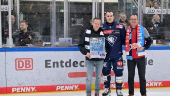 Alex Breton wurde von ERC-Fan Christoph (li.) und Franz Seitner von der DB Regio Bayern geehrt.
Foto: Johannes Traub/JT-Presse.de Alex Breton wurde von ERC-Fan Christoph (li.) und Franz Seitner von der DB Regio Bayern geehrt.
Foto: Johannes Traub/JT-Presse.de