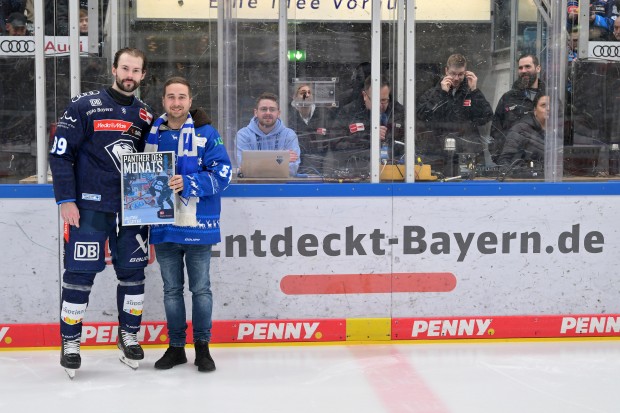Austen Keating ist Panther des Monats November. Er erhielt seine Urkunde von ERC-Fan Ronny.
Foto: Johannes Traub/JT-Presse.de