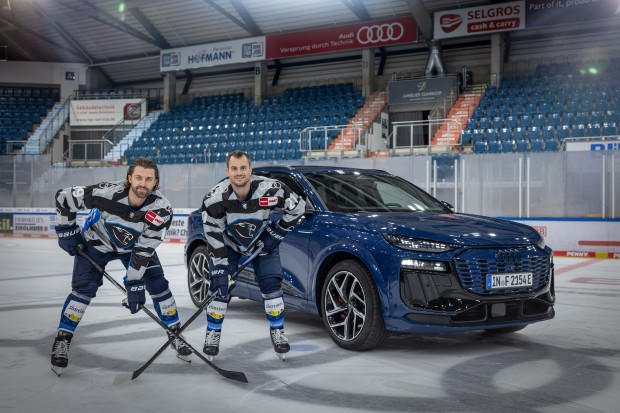 Wojciech Stachowiak und Wayne Simpson präsentieren das neue Warmup-Trikot.
Foto: Stefan Bösl