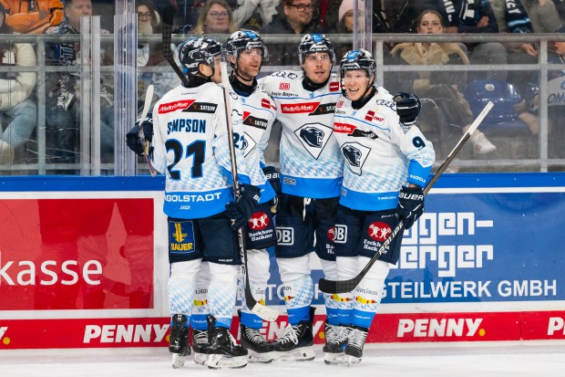 Alex Breton (2. v. r.) sorgte mit dem vierten ERC-Tor
Foto: City-Press