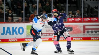 Die Panther wollen sich auch im zweiten Auswärtsspiel in Schwenningen durchsetzen.
Foto: DEL-Photosharing Die Panther wollen sich auch im zweiten Auswärtsspiel in Schwenningen durchsetzen.
Foto: DEL-Photosharing