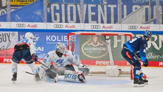 Sechs Treffer schenkten die Panther Adler-Goalie Arno Tiefensee ein.
Foto: Johannes Traub/JT-Presse.de Sechs Treffer schenkten die Panther Adler-Goalie Arno Tiefensee ein.
Foto: Johannes Traub/JT-Presse.de