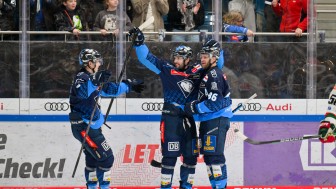 Daniel Pietta (r.) war mit drei Scorerpunkten der Matchwinner.
Copyright: Johannes Traub/JT-Presse.de/DEL-Photo-Sharing Daniel Pietta (r.) war mit drei Scorerpunkten der Matchwinner.
Copyright: Johannes Traub/JT-Presse.de/DEL-Photo-Sharing
