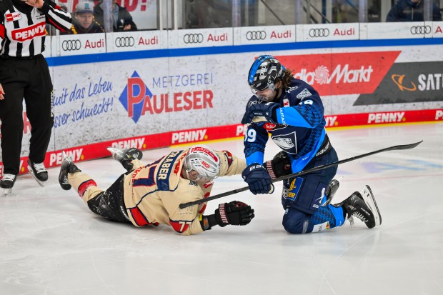 Intensives Duell. Wojo Stachowiak und der ERC treten zu Spiel 2 in Nürnberg an.
Foto: Johannes Traub/JT-Presse.de