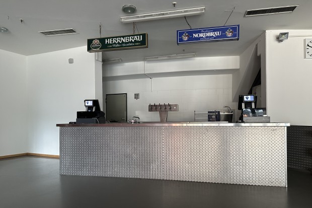 Die Theke im Dauerkarteneingang ist neuer Treffpunkt für die Panther-Fans.