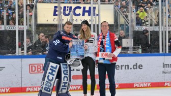 Franz Seitner von der DB Regio Bayern und ERC-Fan Annalena ehrten Christian Heljanko als Panther des Monats.
Foto: Johannes Traub/JT-Presse.de Franz Seitner von der DB Regio Bayern und ERC-Fan Annalena ehrten Christian Heljanko als Panther des Monats.
Foto: Johannes Traub/JT-Presse.de