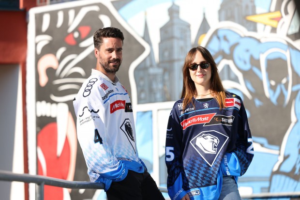 Tolle Kulisse für das neue Trikot: Das Graffiti beim Dauerkarteneingang.
Foto: Stefan Bösl