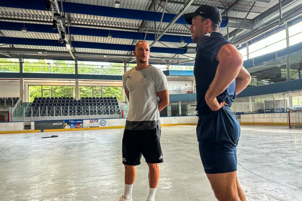 Maximilian Schmierl (li.) leitete heute erstmals das Sommertraining der Panther.