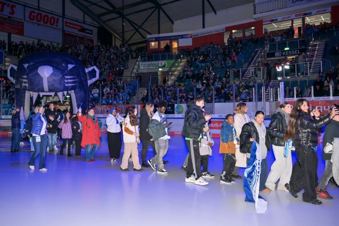 Am Sonntag werden im Rahmen des Goals for Kids Tages wieder über 100 Kinder durch den Pantherkopf einlaufen.
Foto: Johannes Traub/JT-Presse.de