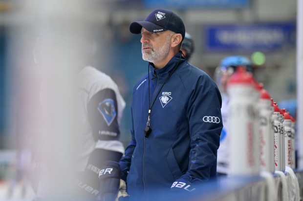 Mark French blickt gespannt auf das erste Testspiel seiner Mannschaft.
Foto: Johannes Traub/JT-Presse.de