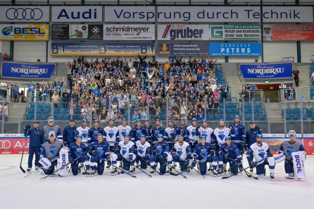 Gemeinsames Mannschaftsfoto mit den Fans bei der Saisoneröffnung.