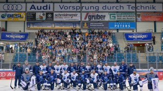 Gemeinsames Mannschaftsfoto mit den Fans bei der Saisoneröffnung.