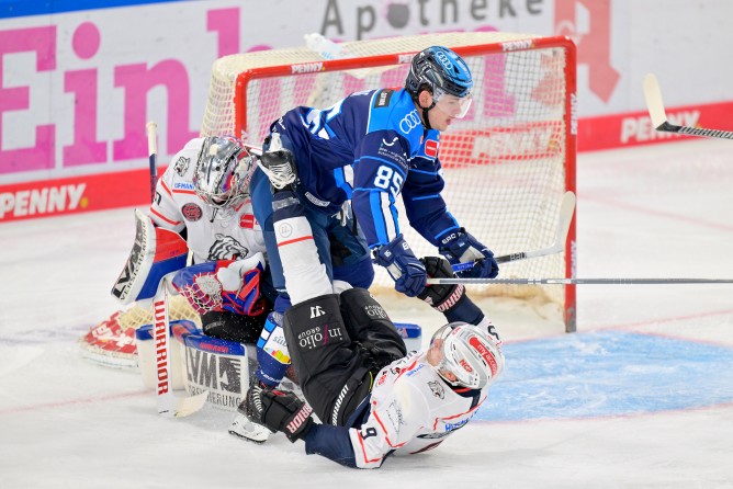 Schon beim Testspiel im August lieferten sich beide Teams ein hartes Duell.
Foto: Johannes Traub/JT-Presse.de
