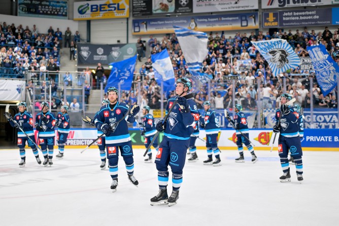 Gemeinsam mit den Kollegen zum ERC.
Bares Gelsp sparen mit den Gruppenrabatten beim After Work Hockey.
Foto: Johannes Traub/JT-Presse.de Gemeinsam mit den Kollegen zum ERC.
Bares Gelsp sparen mit den Gruppenrabatten beim After Work Hockey.
Foto: Johannes Traub/JT-Presse.de