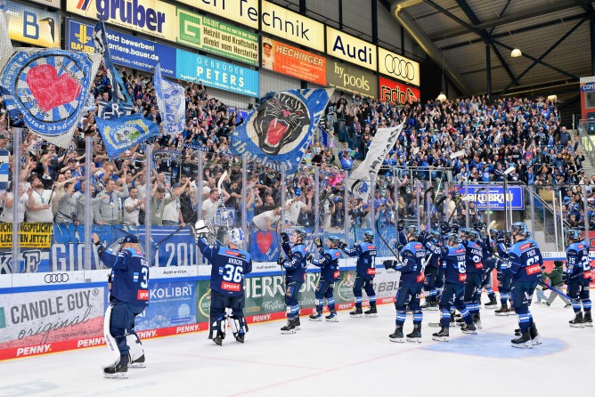Die Panther vor der Fankurve in der SATURN-Arena.
Foto: Johannes Traub/JT-Presse.de