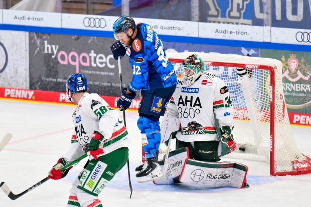 Daniel Schmölz nimmt AEV-Goalie Michael Garteig beim 1:0 die Sicht.
Foto: Johannes Traub/JT-Presse.de