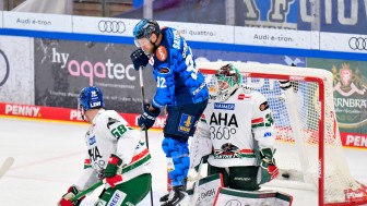 Daniel Schmölz nimmt AEV-Goalie Michael Garteig beim 1:0 die Sicht.
Foto: Johannes Traub/JT-Presse.de Daniel Schmölz nimmt AEV-Goalie Michael Garteig beim 1:0 die Sicht.
Foto: Johannes Traub/JT-Presse.de