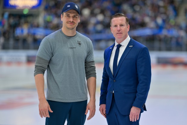 Matthias Klein (li.) ist als Leiter des TZM und Head of Performance beim ERC auch weiterhin Schnittstelle zu Sportdirektor Tim Regan.
Foto: Johannes Traub/JT-Presse.de