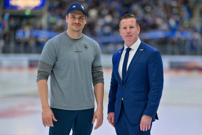 Matthias Klein (li.) ist als Leiter des TZM und Head of Performance beim ERC auch weiterhin Schnittstelle zu Sportdirektor Tim Regan.
Foto: Johannes Traub/JT-Presse.de