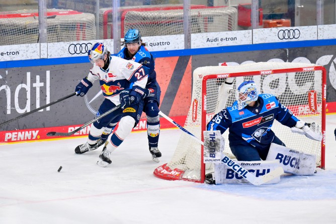 Sam Ruopp im Zweikampf mit Münchens Veit Oswald.
Foto: Johannes Traub/JT-Presse.de