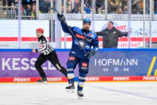 Morgan Ellis trägt auch in der kommenden Saison das ERC-Trikot.
Foto: Johannes Traub/JT-Presse.de