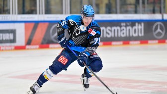 Unter anderem das Warmup-Trikot von Alex Breton ist unter dem Hammer.
Foto: Johannes Traub/JT-Presse.de Unter anderem das Warmup-Trikot von Alex Breton ist unter dem Hammer.
Foto: Johannes Traub/JT-Presse.de