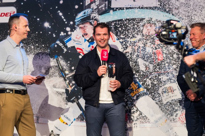 Riley Barber wurde am Montagabend im Rahmen der Award Show als Stürmer des Jahres ausgezeichnet.
Foto: City-Press