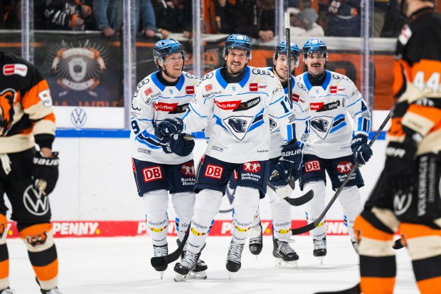 Abbott Girduckis (Mitte) erzielte den Siegtreffer für den ERC.
Foto: City-Press