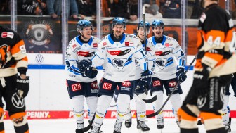 Abbott Girduckis (Mitte) erzielte den Siegtreffer für den ERC.
Foto: City-Press