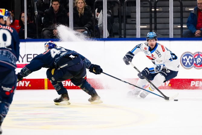 Austen Keating (re.) und der ERC wollen sich in München behaupten.
Foto: City-Press
