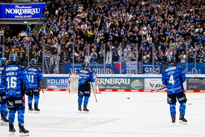 Die ERC-Profis bedanken sich nach dem Spiel.
Foto: City-Press