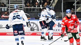 Mit einem späten Doppelschlag sicherte sich der ERC den Sieg.
Foto: DEl-Photosharing