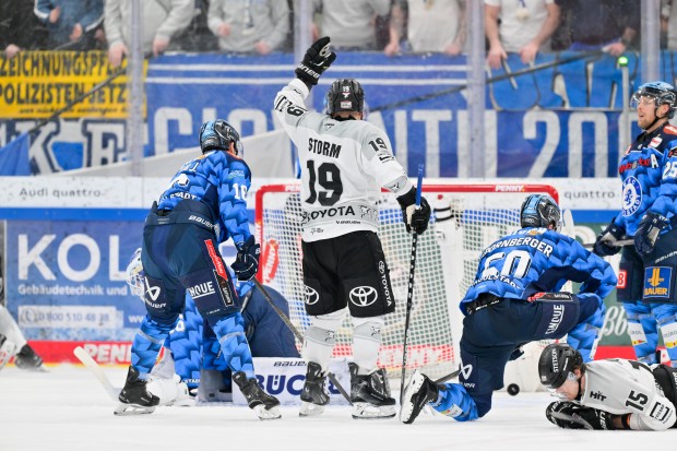 Am Ende jubelten die Kölner um Ex-Panther Frederik Storm.
Foto: Johannes Traub/JT-Presse.de