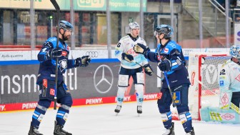 Der ERC bejubelt im Heimspiel gegen Aufsteiger Dresden einen Sieg.
Foto: Johannes Traub/JT-Presse.de Der ERC bejubelt im Heimspiel gegen Aufsteiger Dresden einen Sieg.
Foto: Johannes Traub/JT-Presse.de