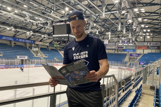 ERC-Stürmer Daniel Schmölz mit dem druckfrischen Playoff Panther Guide.