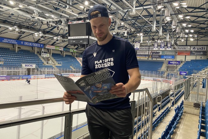 ERC-Stürmer Daniel Schmölz mit dem druckfrischen Playoff Panther Guide.
