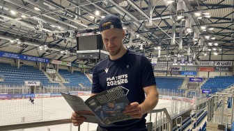 ERC-Stürmer Daniel Schmölz mit dem druckfrischen Playoff Panther Guide. ERC-Stürmer Daniel Schmölz mit dem druckfrischen Playoff Panther Guide.