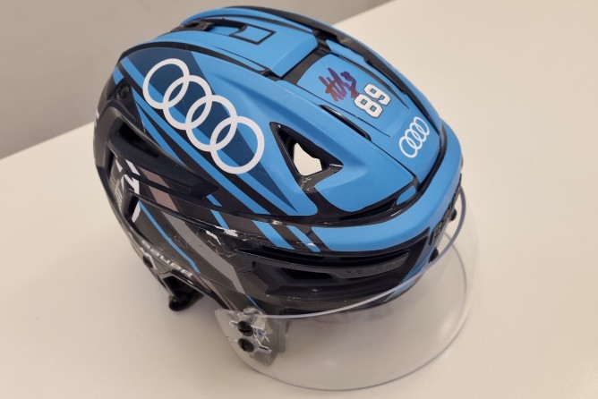 Riley Barbers Helm ist aktuell unter dem Hammer.