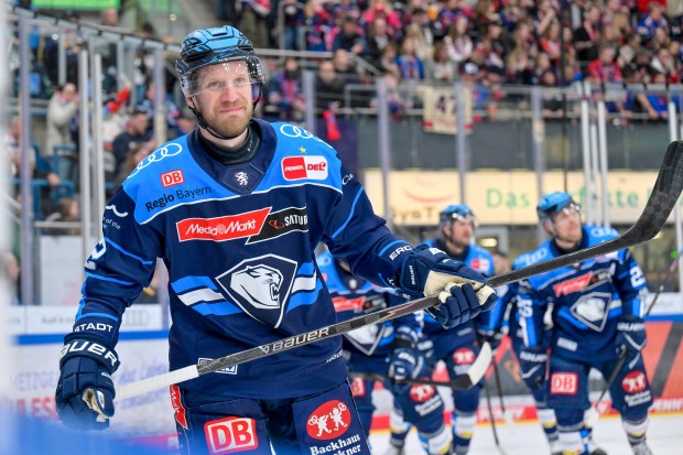 Unter dem Hammer ist unter anderem das Heimtrikot von Daniel Schmölz.
Foto: Johannes Traub/JT-Presse.de