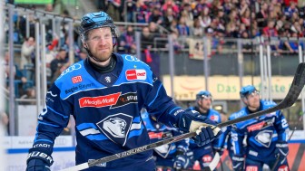 Unter dem Hammer ist unter anderem das Heimtrikot von Daniel Schmölz.
Foto: Johannes Traub/JT-Presse.de