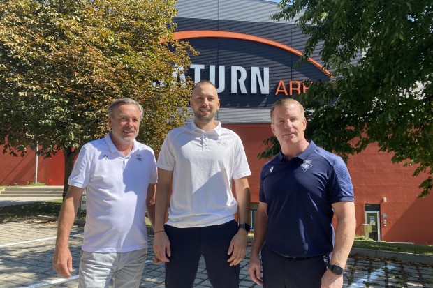 Tobias Berger (Mitte) übernimmt den Posten als Head of Coaches beim ERC-Nachwuchs.

