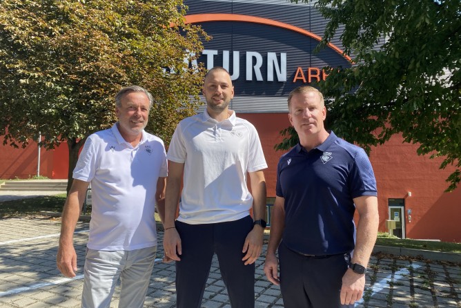 Tobias Berger (Mitte) übernimmt den Posten als Head of Coaches beim ERC-Nachwuchs.
