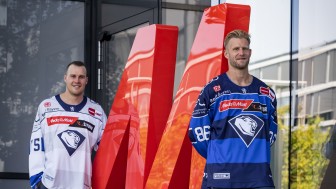 Daniel Pietta im neuen Heimtrikot und Alex Breton im Auswärtsjersey des ERC für die Saison 26/27.
Foto: Stefan Bösl Daniel Pietta im neuen Heimtrikot und Alex Breton im Auswärtsjersey des ERC für die Saison 26/27.
Foto: Stefan Bösl